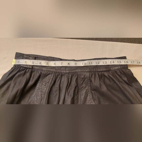 Chic Black Midi Skirt - Picture 9 of 12